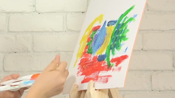 Pintura infantil abstracta, Escuela Chica en Taller, Arte Artesanía Aula Primeros planos — Vídeos de Stock