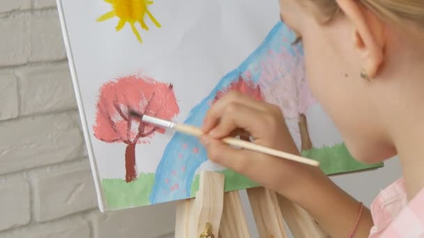 Pintura da criança no cavalete, menina da escola na classe da oficina, vista do ofício da arte — Vídeo de Stock