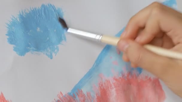 Peinture d'enfant sur chevalet, Petite écolière en classe d'atelier, Art Craft View — Video
