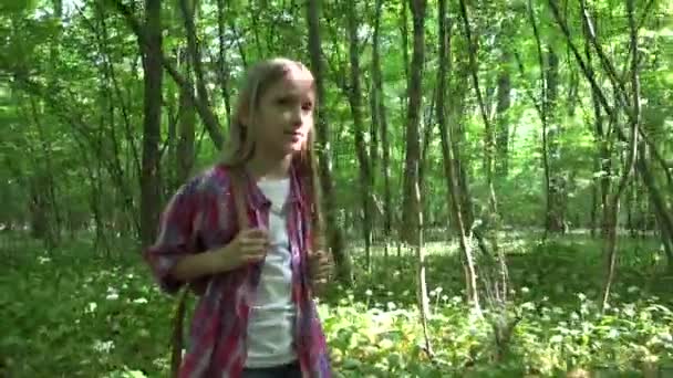 Barnevandring i skov, Glad pige, Kid Outdoor Nature, Wood Camping, Fattig udsigt – Stock-video