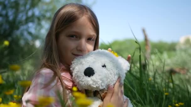 Enfant jouant dehors dans le parc, sourire heureux, fille saluant au revoir dans la nature — Video