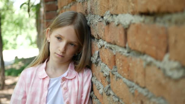 Грустный депрессивный ребенок, задумчивый портрет скучной девушки, несчастливое детское лицо — стоковое видео