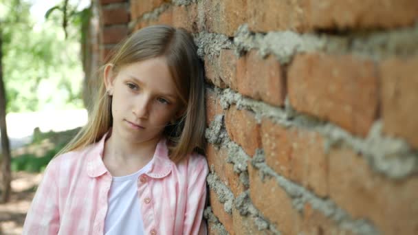 Niño deprimido triste, retrato de niña aburrida pensativa, cara de niño infeliz — Vídeo de stock