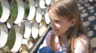 Düşünceli çocuk parkı, çocuk yüzünde dalgın küçük kız açık, hüzünlü gülümseme