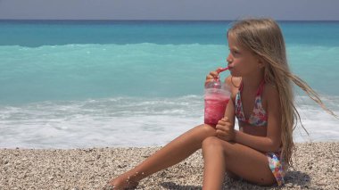 Deniz kıyısı plaj, susuz çocuk yüz görünümü, kız üzerinde suyu içme çocuk