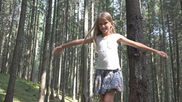 Kind Bos Wandelen Log Meisje Camping Kid Bergen Buiten Hout — Stockfoto