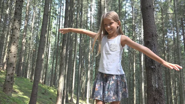 Criança Floresta Caminhando Log Meninas Acampar Criança Nas Montanhas Livre — Fotografia de Stock