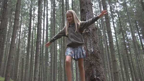 Enfant Forêt Promenade Rondins Fille Camping Enfant Dans Les Montagnes — Photo