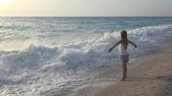 Gyermek Játszik Strand Lány Látszó Nél Tenger Hullámai Gyerek Nézi — Stock Fotó