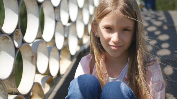 Criança Atenciosa Parque Pensive Little Girl Outdoor Sorriso Triste Cara — Fotografia de Stock