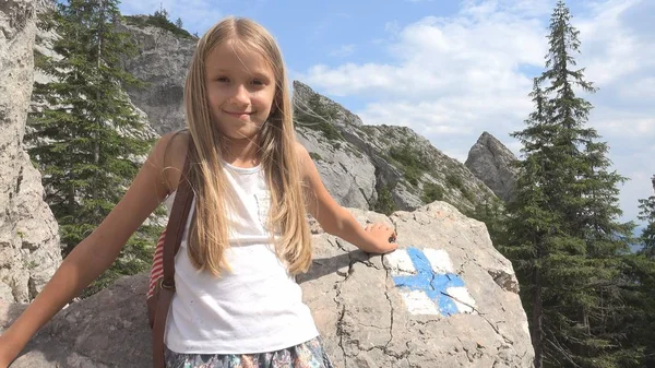 Παιδί Στην Κατασκήνωση Trail Σημάδια Στα Βουνά Τουριστικές Κορίτσι Εκδρομή — Φωτογραφία Αρχείου