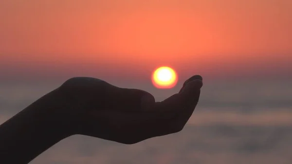 Mão Criança Brincando Praia Vista Pôr Sol Silhueta Palma Menina — Fotografia de Stock