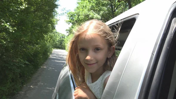 Barn Som Reser Med Bil Barnet Ansikte Ser Genom Fönstret — Stockfoto