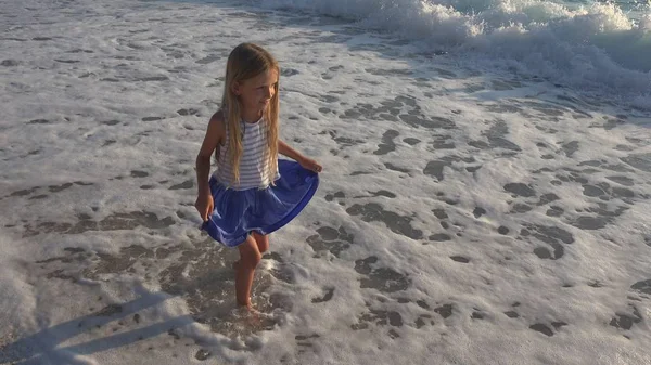 Meisje Spelen Het Strand Bij Zonsondergang Gelukkig Kind Lopen Zee — Stockfoto