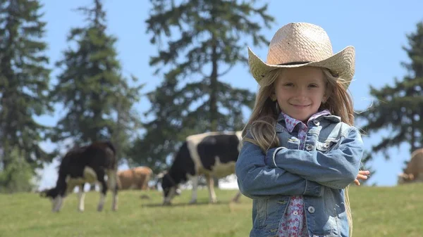 Farmář Shepherd Dítě Pasoucí Krávy Pasáčci Dívka Dobytkem Mountain — Stock fotografie
