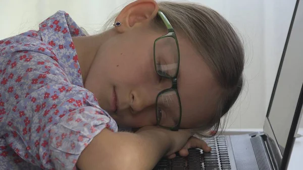 Okulary Dziecko Śpiące Laptop Notebook Krótkowzroczne Dziewczyna Biurku — Zdjęcie stockowe