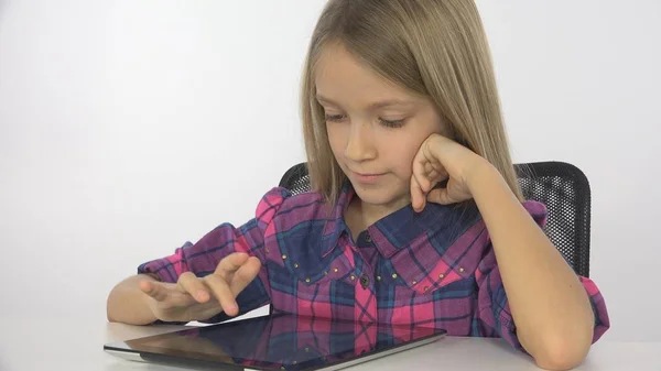 Niña Niña Jugando Tablet Ordenador Navegación Por Internet Niña Oficina —  Fotos de Stock