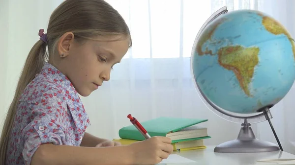 Niño Estudiando Globo Terráqueo Chica Escribiendo Para Escuela Oficina Aprendiendo —  Fotos de Stock