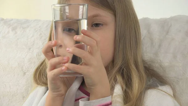 Enfermo Niño Preparando Beber Drogas Con Agua Triste Cara Niña — Foto de Stock