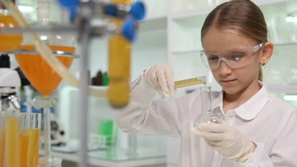 儿童化学实验在学校实验室 学生女孩在科学类 — 图库照片