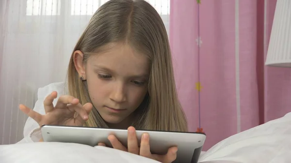 Niño Jugando Tablet Cama Chica Retrato Relajante Dormir Niño — Foto de Stock