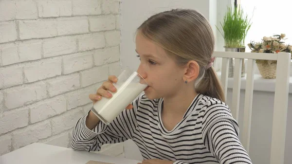 Bambino Che Beve Latte Colazione Cucina Girl Tasting Dairy Products — Foto Stock
