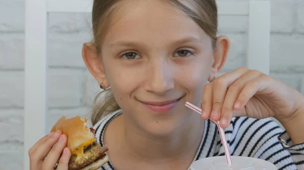Bambini Che Mangiano Hamburger Che Bevono Succo Nel Ristorante Kid — Foto Stock