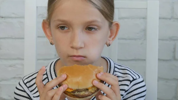 Bambini Che Mangiano Hamburger Che Bevono Succo Nel Ristorante Kid — Foto Stock