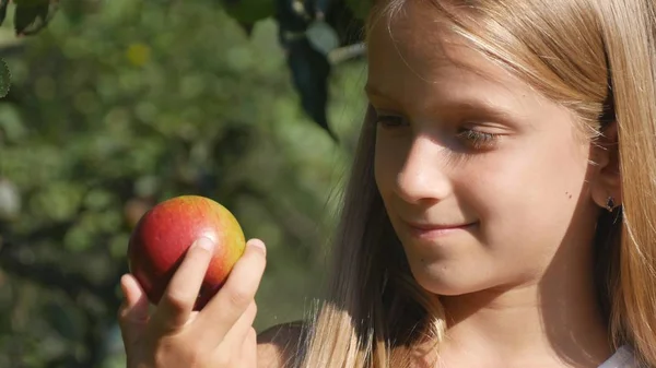 Niño Agricultor Huerto Manzanas Kid Degustación Frutas Niña Árbol Aldea — Foto de Stock