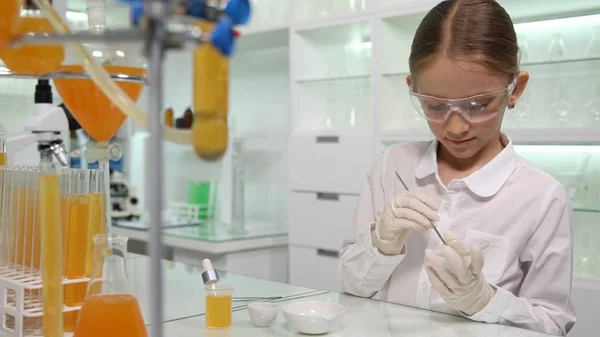 Experimento Químico Para Niños Laboratorio Escolar Alumna Clase Ciencias — Foto de Stock