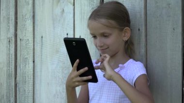 Tablet, Smartphone açık çocuk çalışma kullanan çit kız çocuk oynayan çocuk