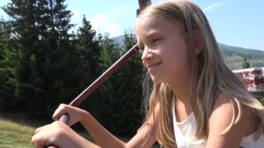 Telesiyej, Kayak kablo demiryolu, çocuk dağlar, alp turist kız çocuk