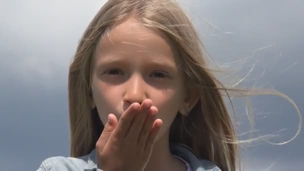 Retrato Infantil Brincando Natureza Rindo Menina Beijando Cara Criança Sorrindo — Vídeo de Stock