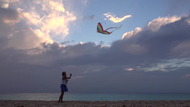 Παιδί Παίζοντας Που Φέρουν Kite Στην Παραλία Παιδί Στο Ηλιοβασίλεμα — Αρχείο Βίντεο