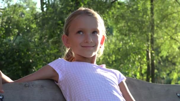 Mutlu Çocuk Açık Oynarken Sallanan Çocuk Kız Portre Gülümseyen Doğada — Stok video