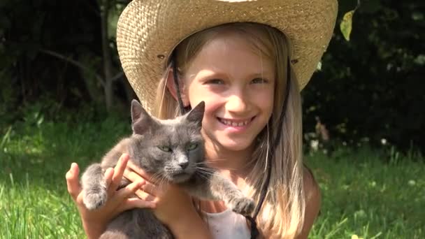 Enfant Jouant Chat Dans Jardin Portrait Fille Riante Avec Chaton — Video
