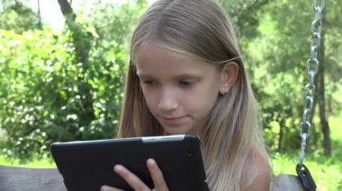 Çocuk Tablet Sallama, Kız Doğada PC Kullanıyor, Çocuk Bahçede