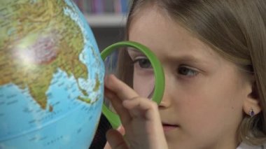 Dünya Dünya okul sınıfında okuyan öğrenci çocuk kız öğrenme Kitaplığı'nda