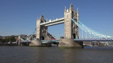Londra, İngiltere, gemiler, tekneler üzerinde Thames Nehri, İngiltere'de Landmark Tower Bridge