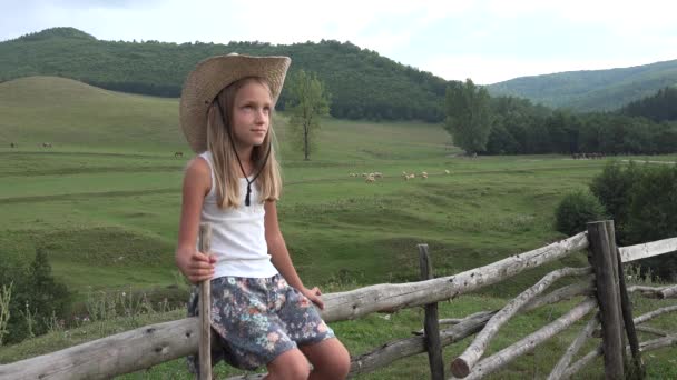 Retrato Infantil Pastagem Garota Agricultora Ovelhas Trituradoras Pastor Infantil Campo — Vídeo de Stock