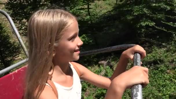 チェアリフト スキー ケーブル 鉄道の山々 高山の子供で観光女の子の子 — ストック動画