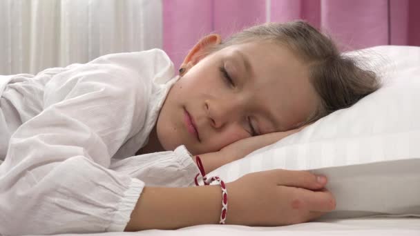 Kindergesicht Schläft Bett Kinderporträt Ruht Schlafzimmer Mädchen Hause — Stockvideo