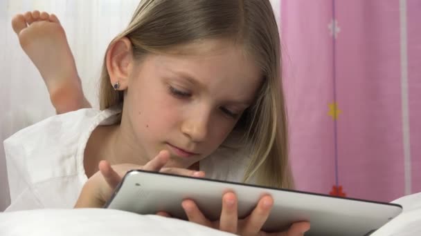Dítě Hrající Tablet Posteli Dívka Portrét Odpočinkem Spící Dítě — Stock video