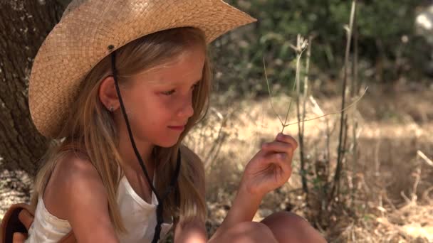 悲しい子オリーブ果樹園 瞑想の子供で遊んで退屈ツリーでリラックスした女の子 — ストック動画