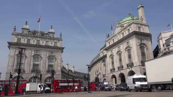 Londen Verkeer Piccadilly Circus Mensen Toeristen Oversteken Wandelen Straat — Stockvideo