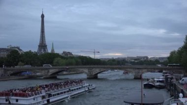 Paris Eyfel Kulesi, Seine Nehri, Senna üzerinde seyahat turistler gemiler gemilerde