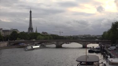 Paris Eyfel Kulesi, Seine Nehri, Senna üzerinde seyahat turistler gemiler gemilerde