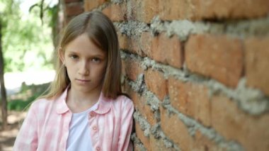 Kamerada, seyir üzgün depresyonda çocuk sıkılmış kız portre, mutsuz çocuk yüz