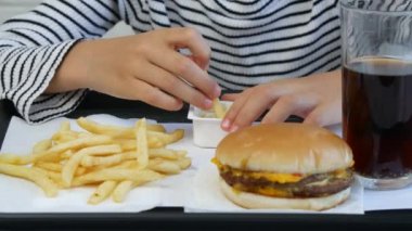 Hamburger yemek Restoran, çocuk çocuk önemsiz Fast Food, kız tat patates yiyor