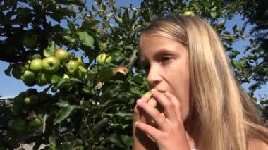 Elma Bahçesi, çocuk evlat meyve ağacında, çiftçi kız Köyü'nde tatma